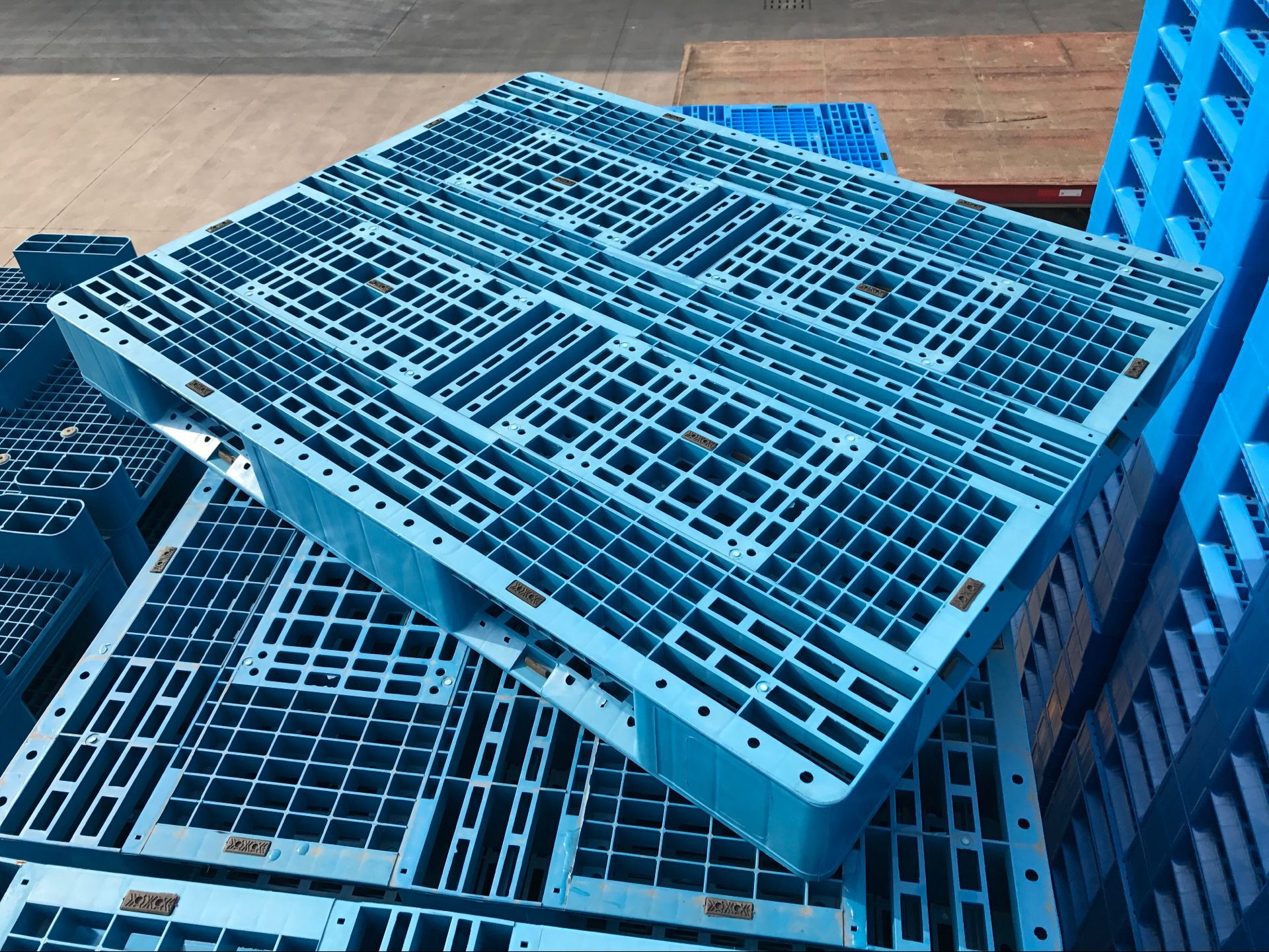 リサイクルプラスチックから作られたパレット