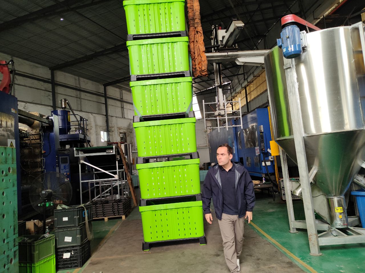 プラスチック箱の積み重ね