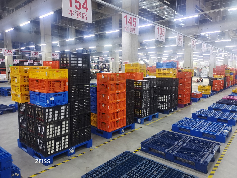 積み重ね可能なプラスチック箱