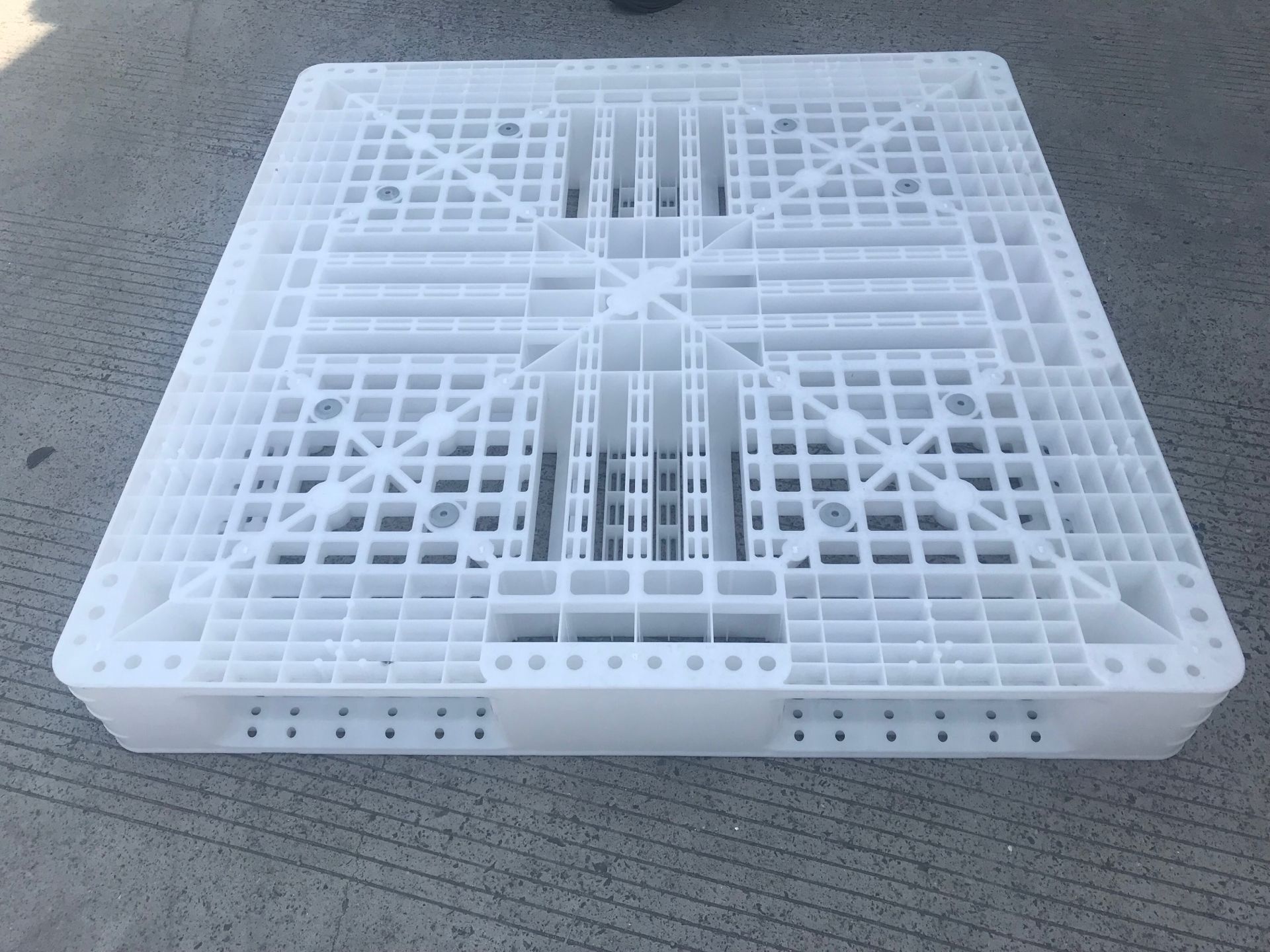 白い正方形の射出成形メッシュ積み重ね可能なプラスチック パレット