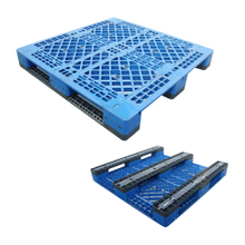 倉庫内のオープンデッキプラスチックパレット