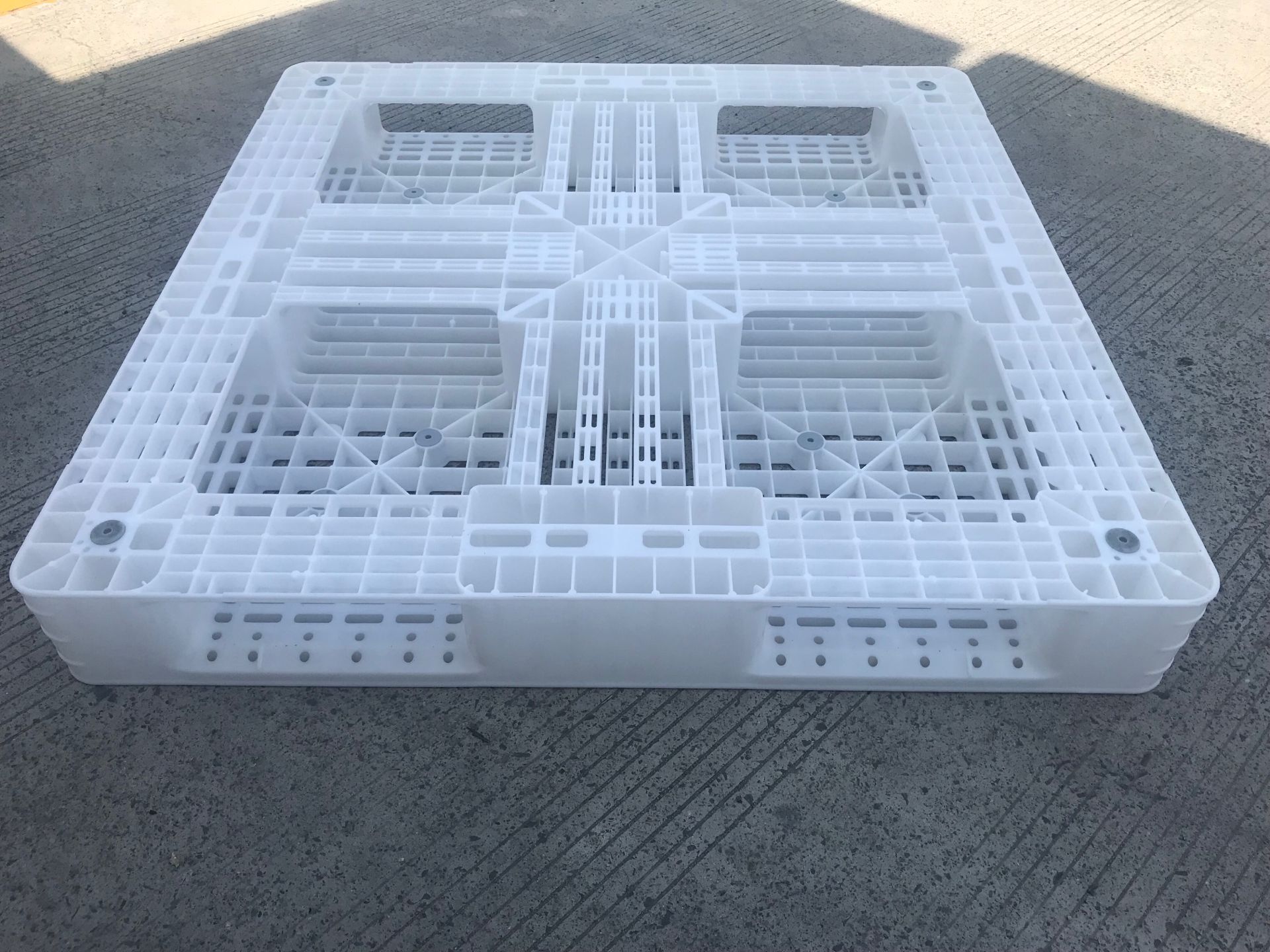 白い正方形の射出成形メッシュ積み重ね可能なプラスチック パレット