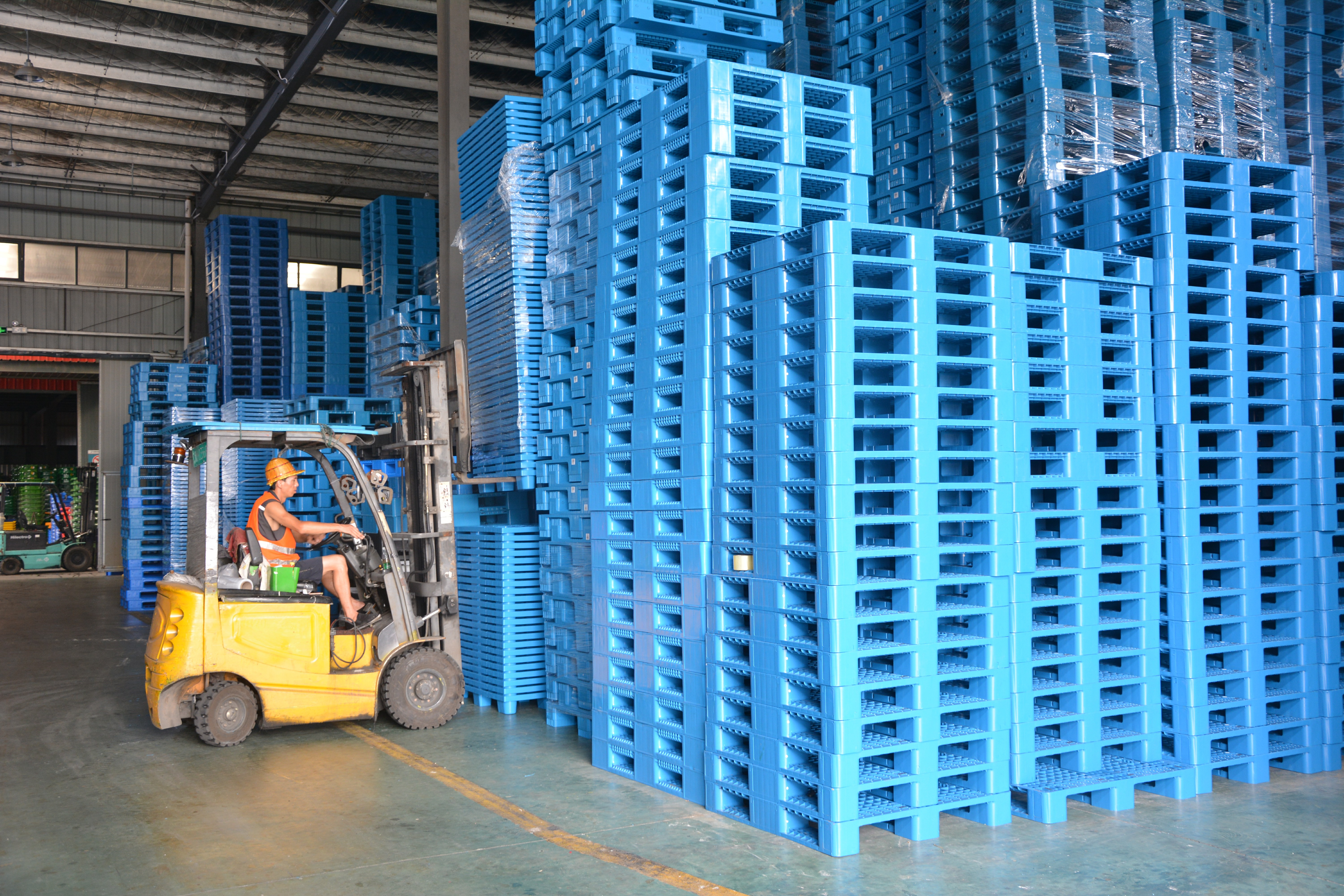 プラスチックパレット上の商品は通常どのように積み重ねられますか?