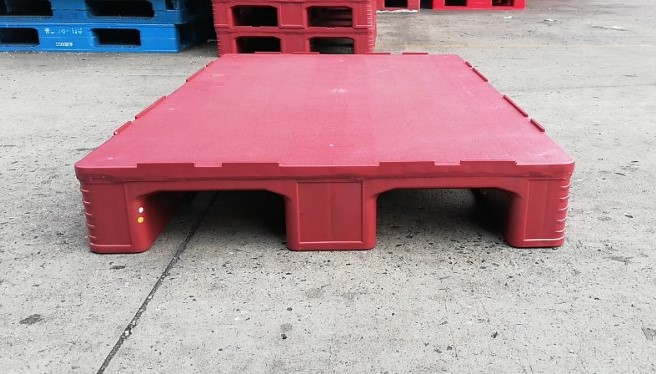 リップ付きレッドPPユーロソリッドトップラックマウント可能プラスチックパレット