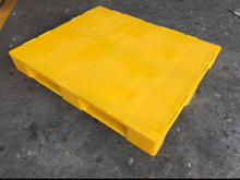 1200 x 1000 イエロー PP ソリッド トップ ラックマウント可能プラスチック パレット (リップ付き)