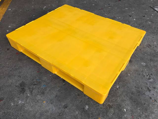 1200 x 1000 イエロー PP ソリッド トップ ラックマウント可能プラスチック パレット (リップ付き)