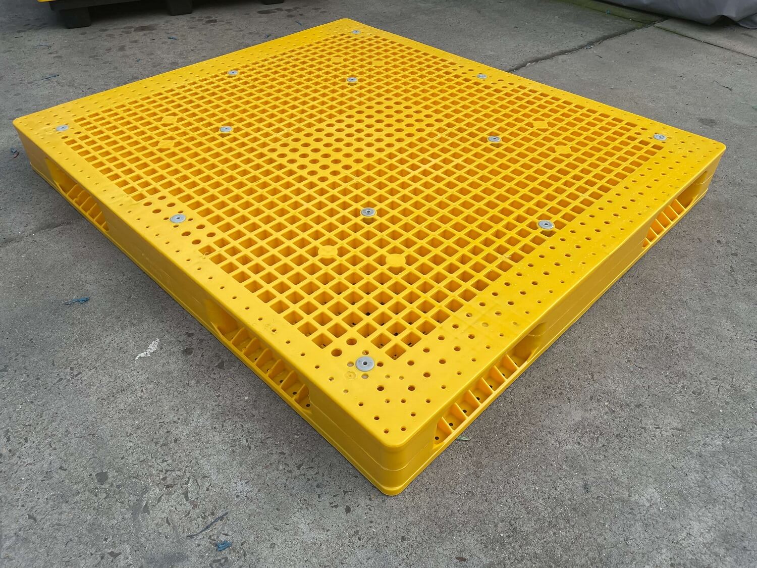 イエローメッシュヘビーデューティリバーシブルプラスチックスタッキングパレット