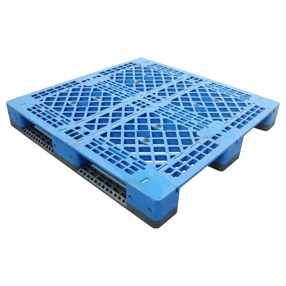 倉庫内のオープンデッキプラスチックパレット