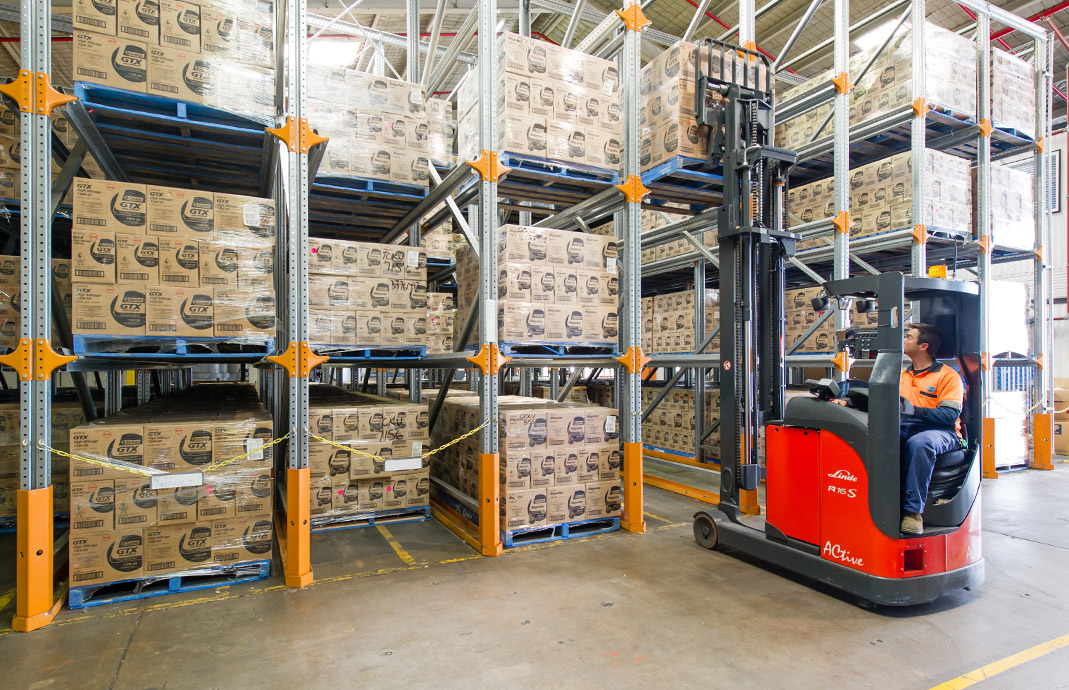 ドライブインおよびドライブスルーのラッキング