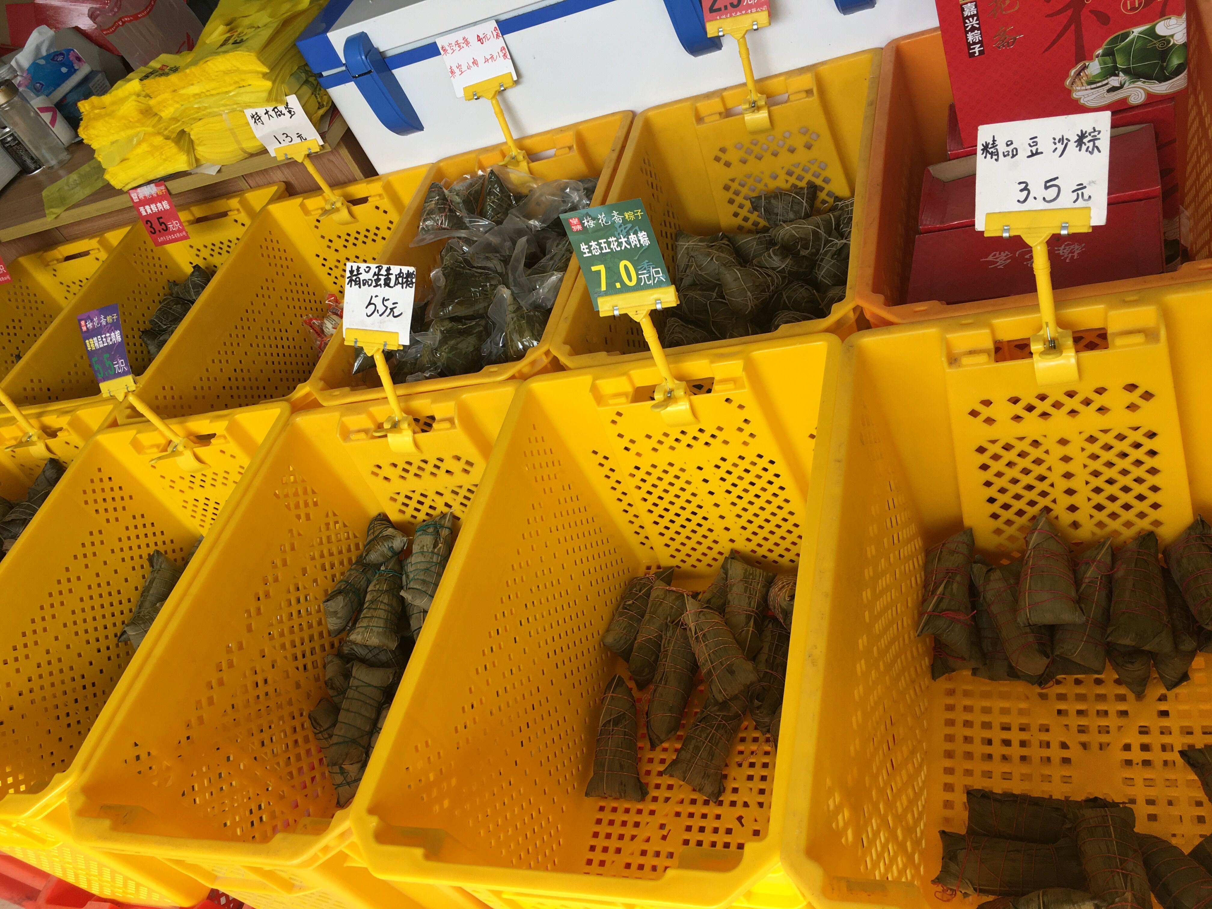 プラスチック製のスタックコンテナとネストコンテナ